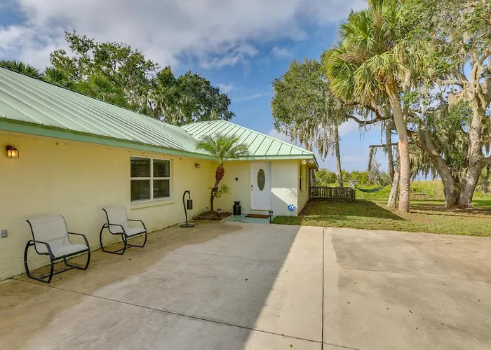 On Lake Istokpoga: Lorida Home W/ Lanai!