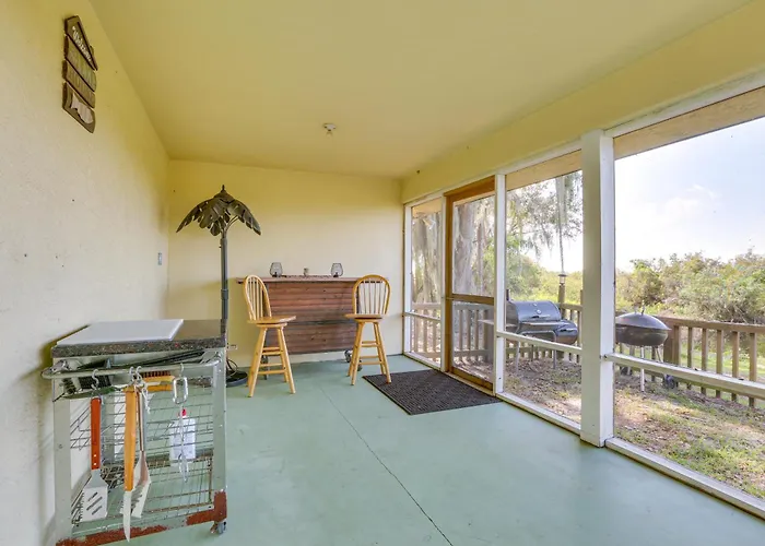 On Lake Istokpoga: Lorida Home W/ Lanai!