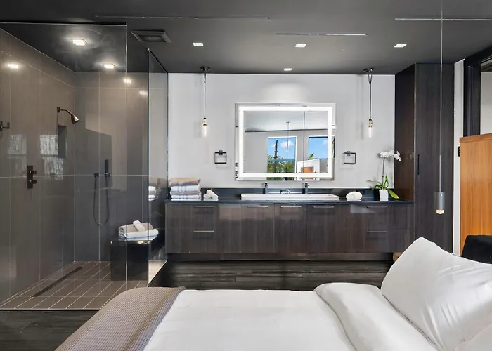 Modern City Loft In Downtown River District