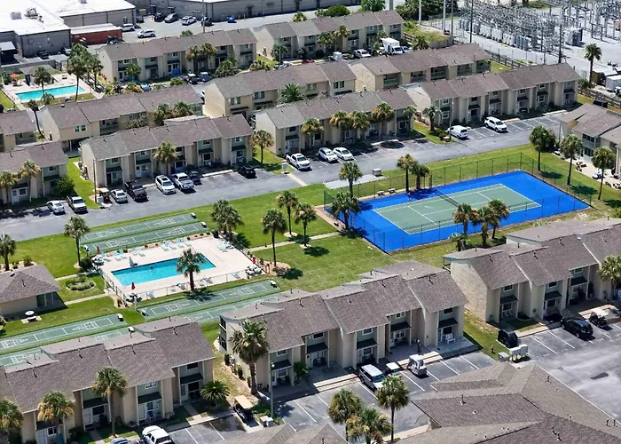 Beach Access Close To Walmart, Bowling,Skating And Game Room