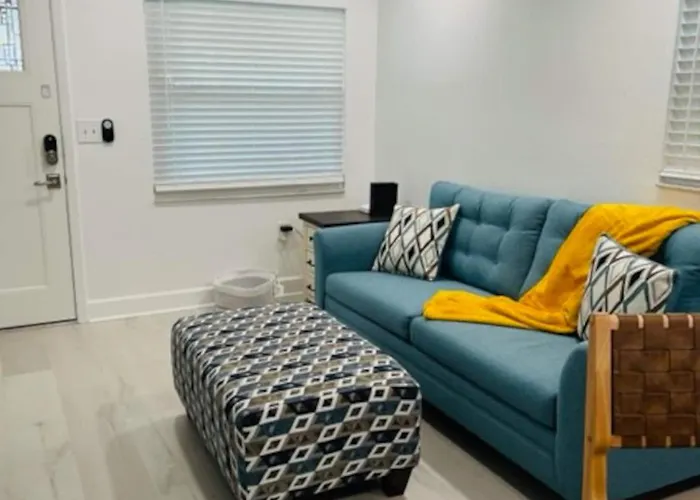 Walk Everywhere! 1-Bedroom Gem In Downtown Hub