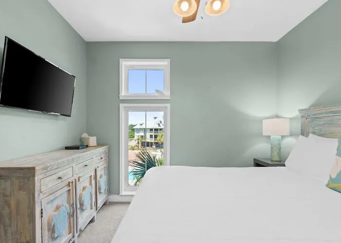 Gulf-Front Cape San Blas Condo Balcony, Pool & Beach Access