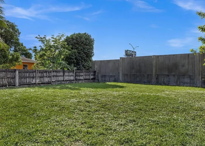 2 Bdrm Modern House Mins From Beach & Casino Hb1