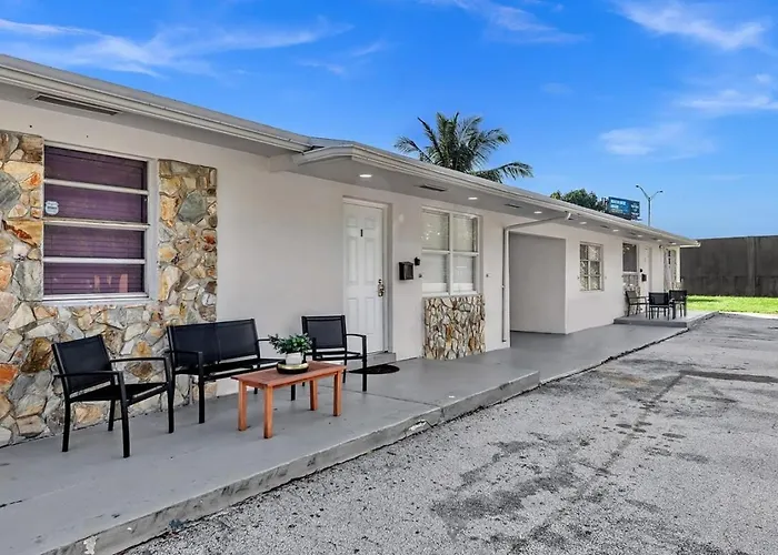 2 Bdrm Modern House Mins From Beach & Casino Hb1