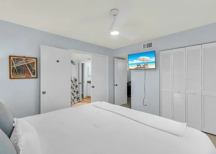 1 Bedroom / New Furniture / Direct Beach Access / Across From J.W. Marriott