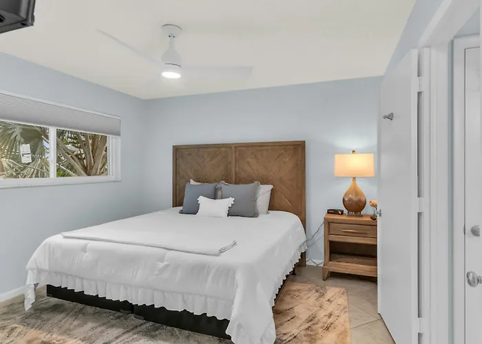 1 Bedroom / New Furniture / Direct Beach Access / Across From J.W. Marriott