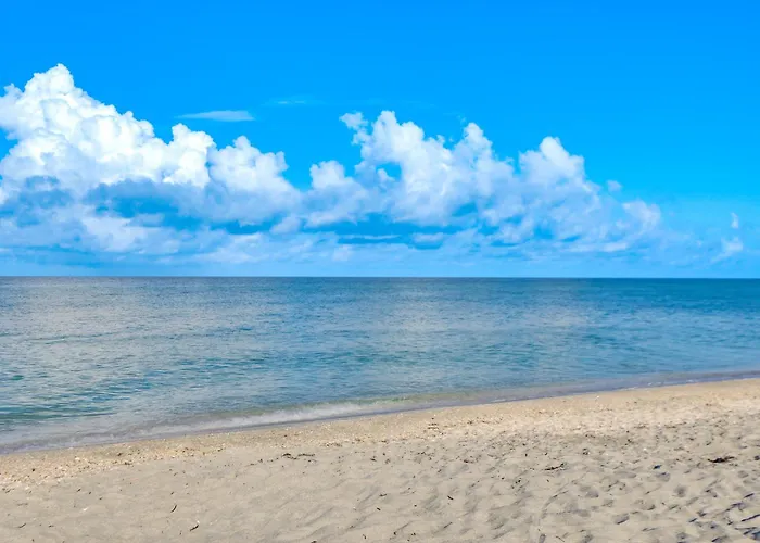 Key Retreat: Bay Views & Private Beach Access