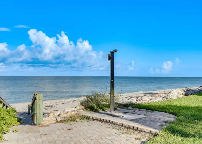 Key Retreat: Bay Views & Private Beach Access