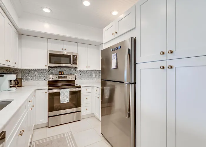 Key Retreat: Bay Views & Private Beach Access