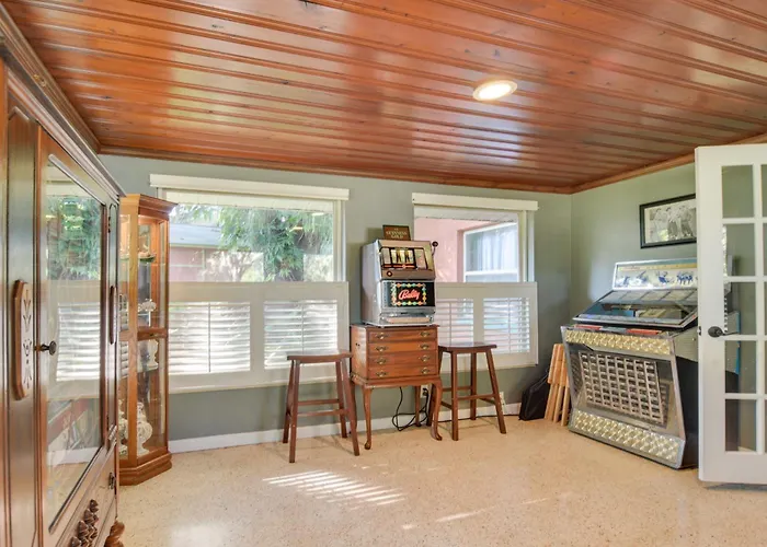 Riverfront Getaway W/ Hot Tub & Game Room!