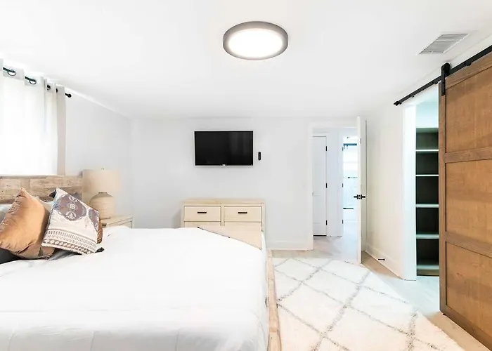Renovated 3B 2Ba, Oasis Yard Hot Tub