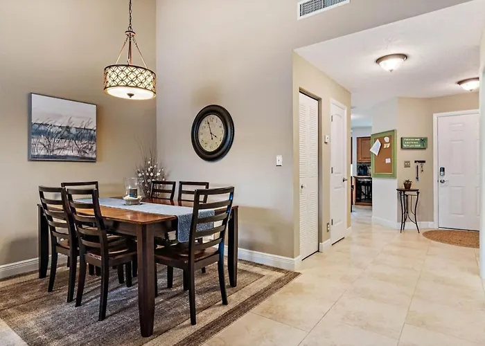 Gorgeous Updated 2 Bedroom Lake View Unit In