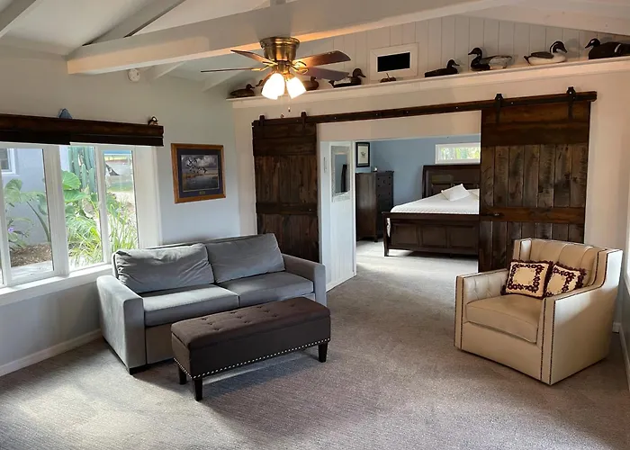 Cozy Lake Front Cottage