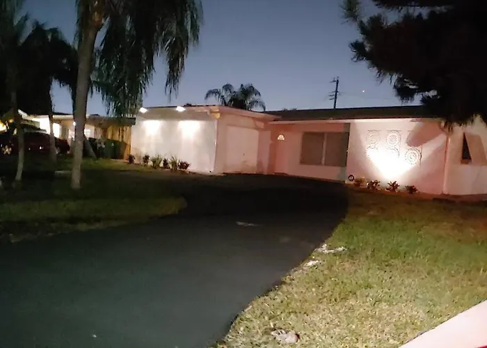 Amazing 5 Bedroom Pool Home - Minimum 28 Days Stay Only Great Location!