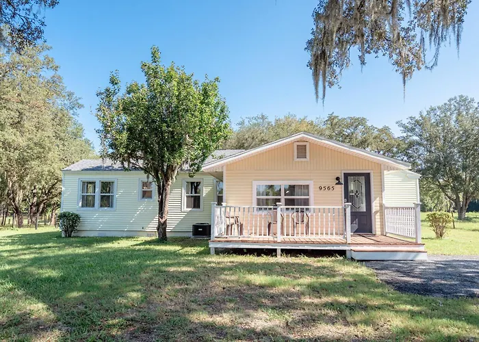 Lemonade Acres, Country Charm Made Convenient!