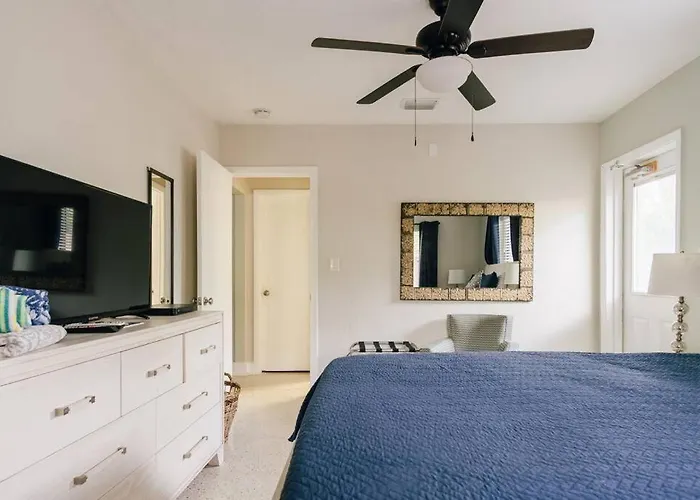 Two Blocks From Beach - Walk To The Water!