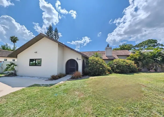 Heated Pool, Sleeps 10, Relaxing Lanai, Near Beaches, Pet Friendly!