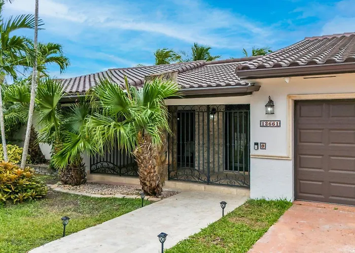 Tropical Oasis With Heated Pool And Bbq
