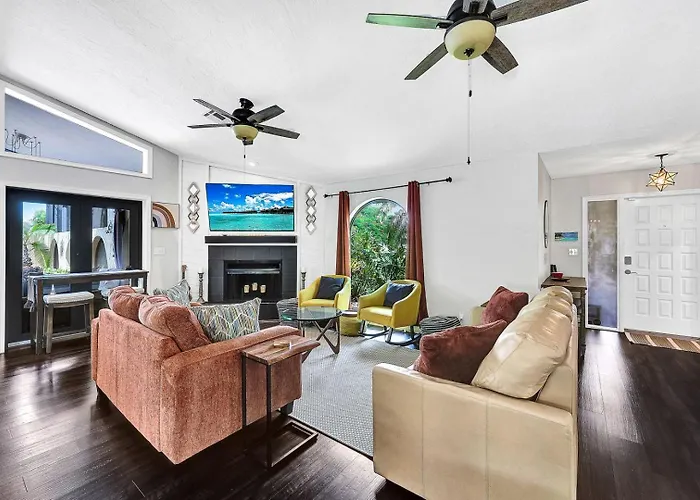 Heated Pool, Sleeps 10, Relaxing Lanai, Near Beaches, Pet Friendly!