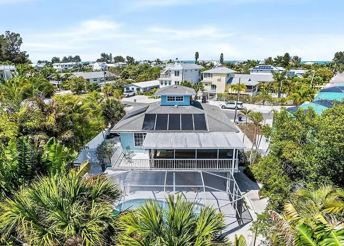 Isla Living, 3 Bed, Canal, Pool