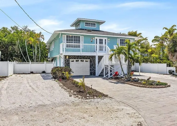 Isla Living, 3 Bed, Canal, Pool