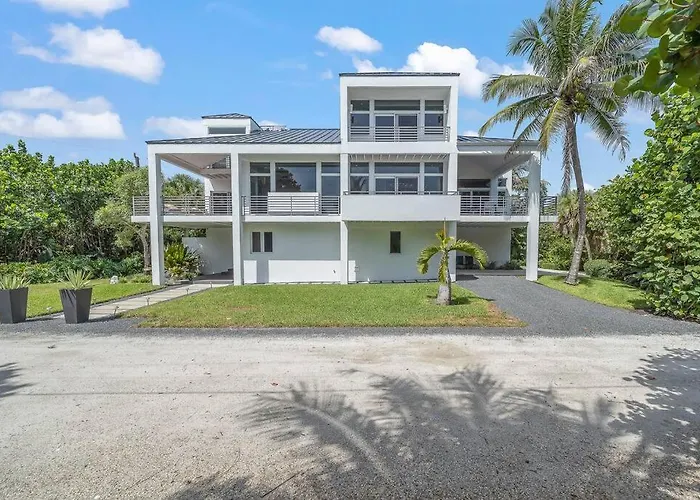 Luxurious Retreat At The Whispering Palms