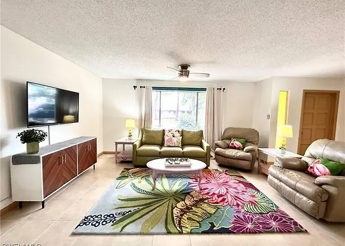 Beautiful 3 Bed House With Pool