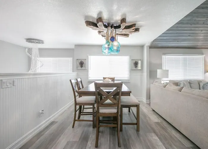 Spacious 4Br Beach House With Stunning Ocean Views