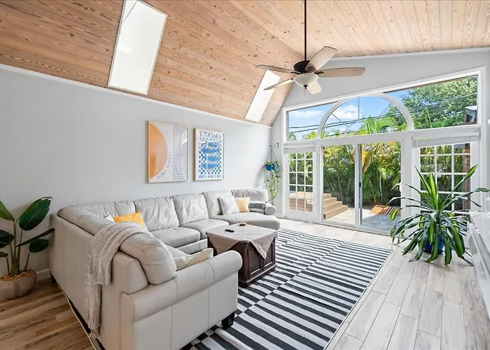 5B - Modern Pool - Game Room - Beachside - 7 Bed - Mural- Ac - Washer Dryer