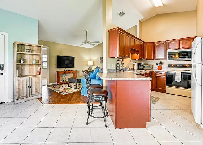Sunny Canal-View Villa W/ Lanai In Sebring!