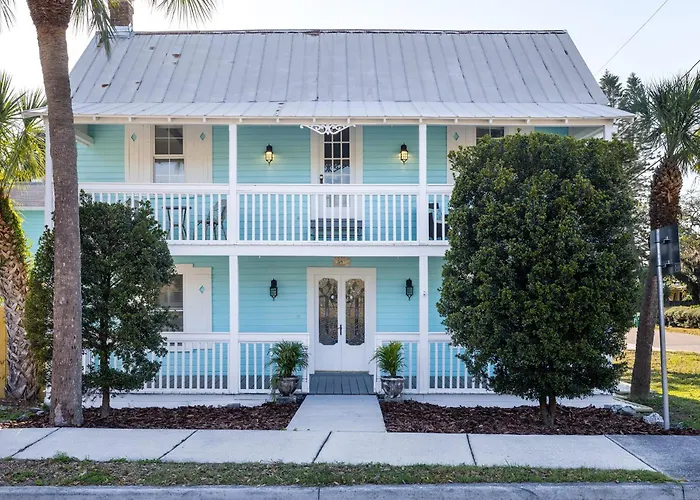 Luxurious Escape Sleeps 10 With Private Pool & Spa