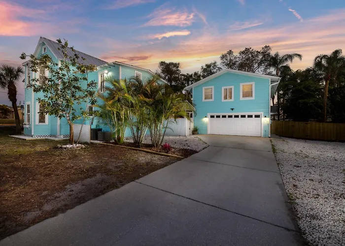 Luxurious Escape Sleeps 10 With Private Pool & Spa