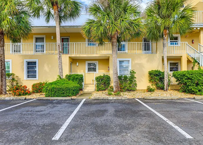 8 Mi To Beach W/ Pool Access: Englewood Condo!