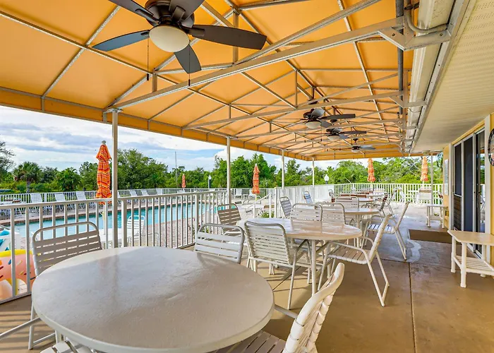 8 Mi To Beach W/ Pool Access: Englewood Condo!