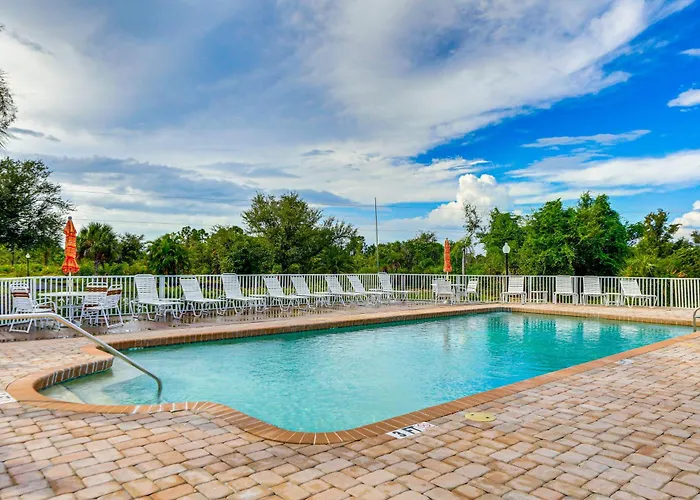 8 Mi To Beach W/ Pool Access: Englewood Condo!