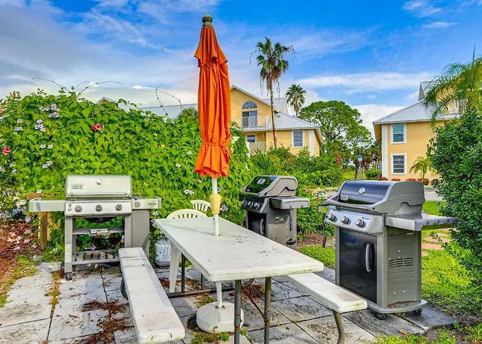 8 Mi To Beach W/ Pool Access: Englewood Condo!