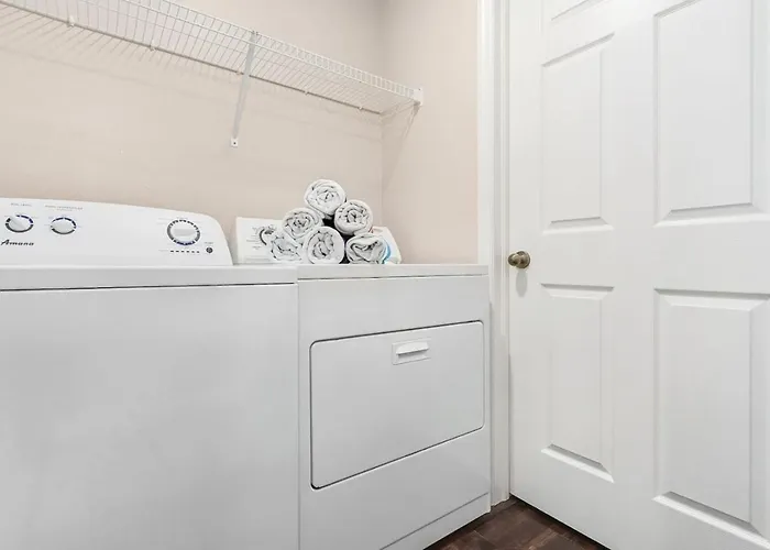 Gorgeous Townhome Close To The Beaches