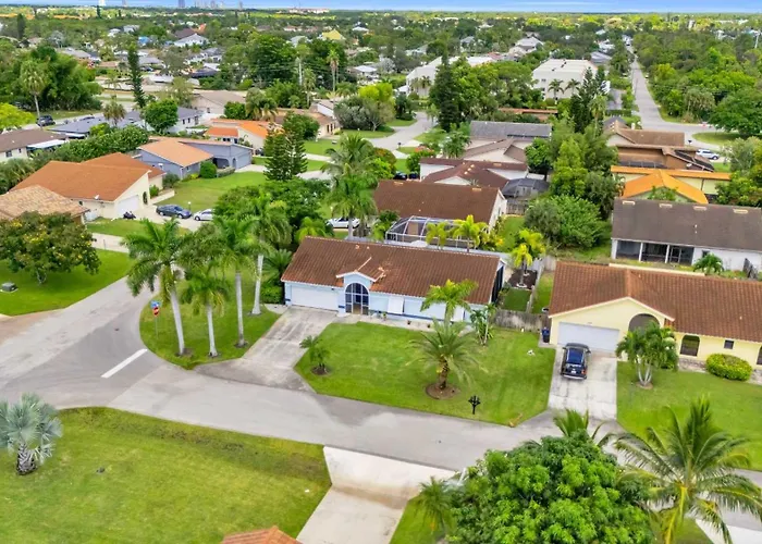 Charming Heated Pool Home - 3 Miles To The Beach, Pet And Family Friendly -Available Year Round!