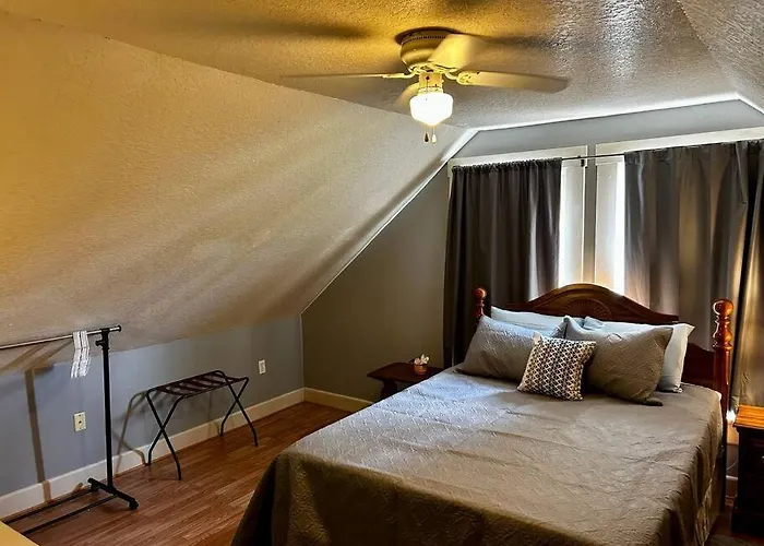 Nash House | Historic Downtown Retreat 3/1