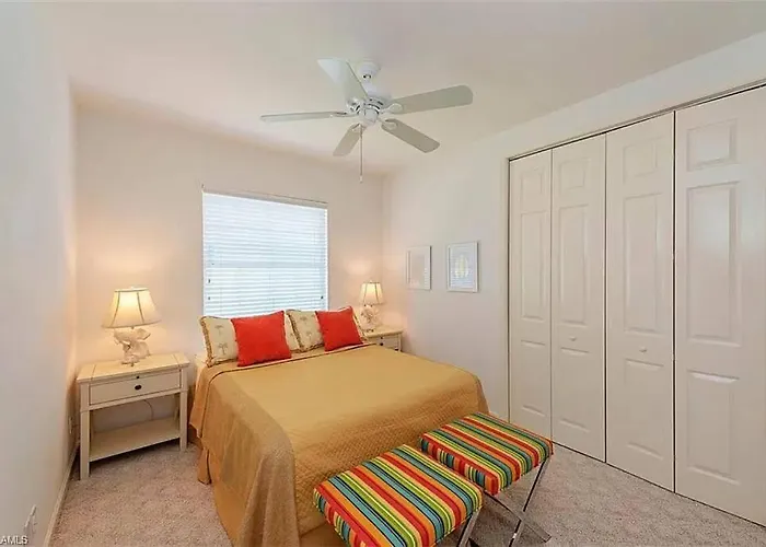 Discreet Retreat, Modern Home With Private Backyard