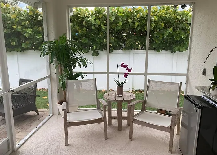 Discreet Retreat, Modern Home With Private Backyard