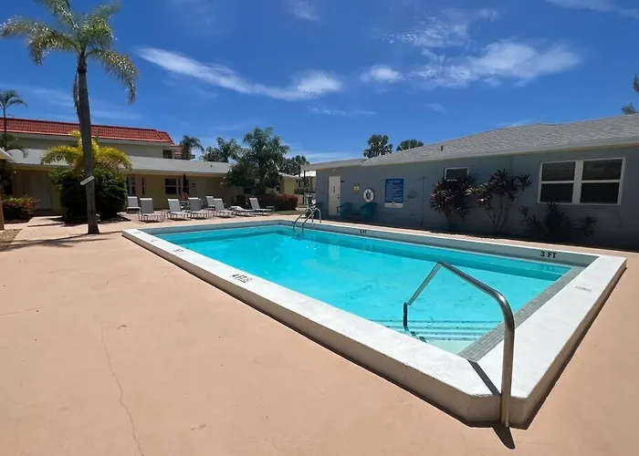 Lovely 1 Bedroom Steps From The Beach