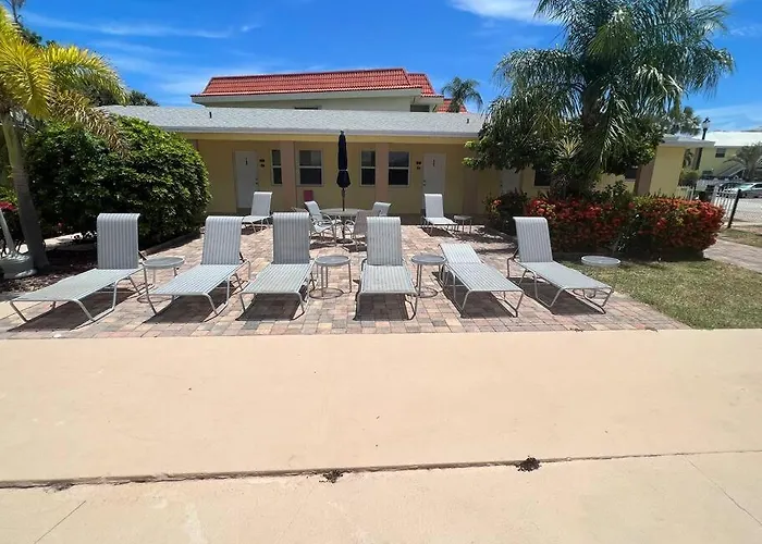 Lovely 1 Bedroom Steps From The Beach