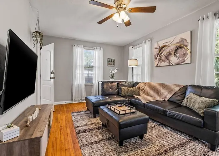East Hill Manor With 2 Kitchens Near Beach & Downtwn