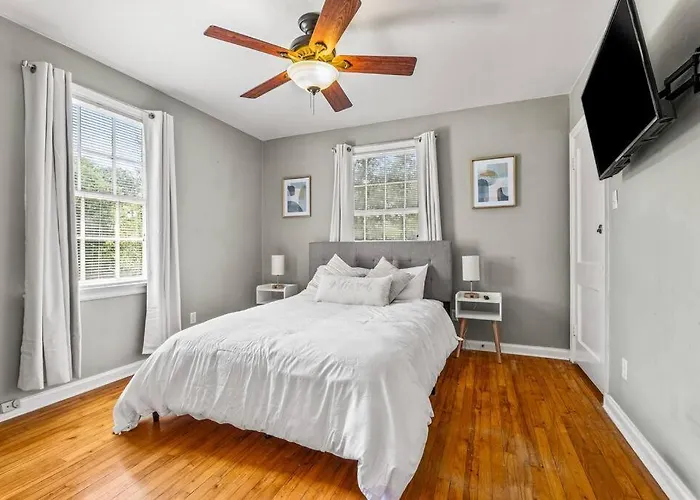 East Hill Retreat Near Beaches & Downtown