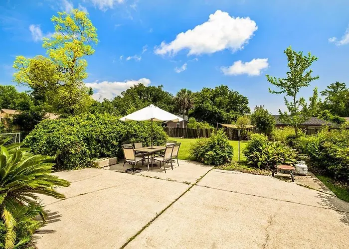 East Hill Retreat Near Beaches & Downtown