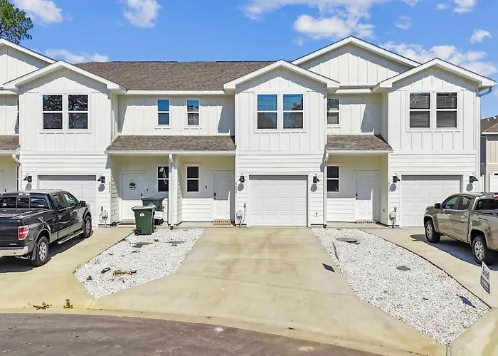 New Home Near Uwf & Pns Beach!