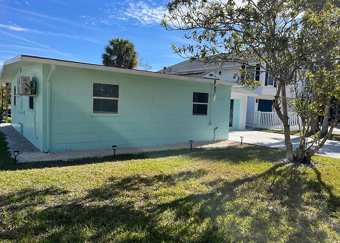 Weeki Wachee Retreat Canal Home With Hot Tub Kayaks Canoe And Boat With Trolling Motor Included