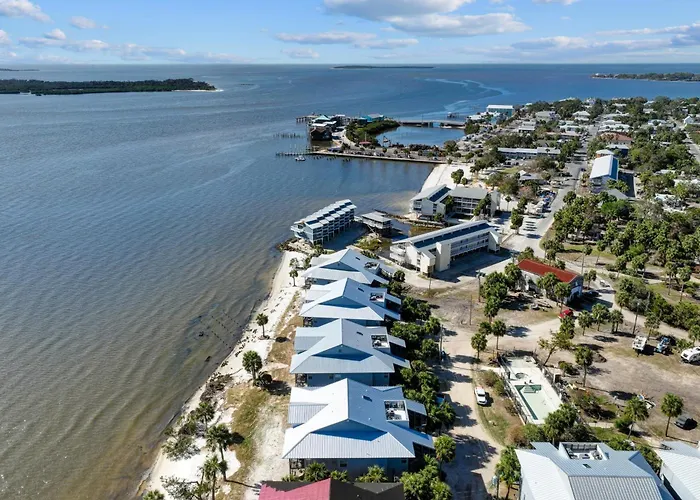 Walkable Beachfront Retreat On Cedar Key!