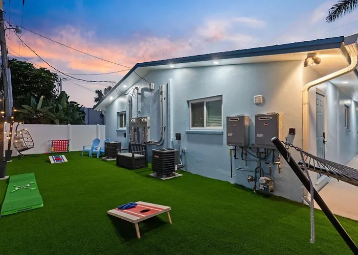 Shark Tank Cocoa Beach - 2 Connected Units - Steps To Beach - Walkable To Dining, Bars And Shops
